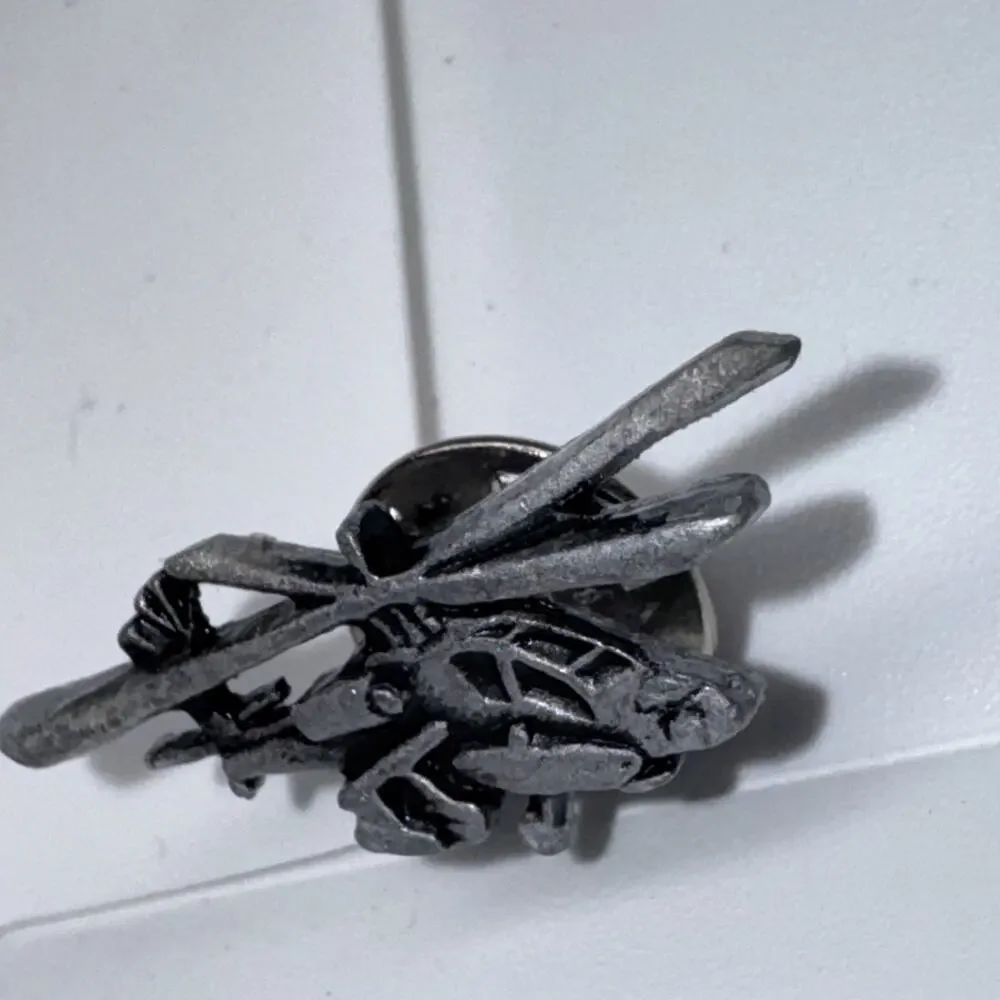 Boeing Apache Helicopter AH-64 Pewter Hat/Lapel/Vest Pin (1-1/8